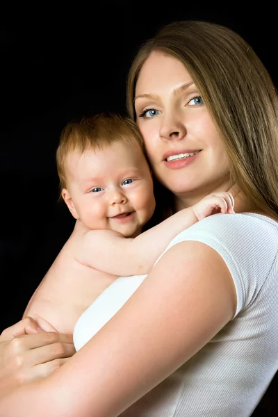 天使のような赤ちゃんと母親の肖像画 — ストック写真