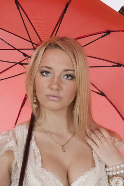 Hermosa chica en el paraguas rosa brillante — Foto de Stock