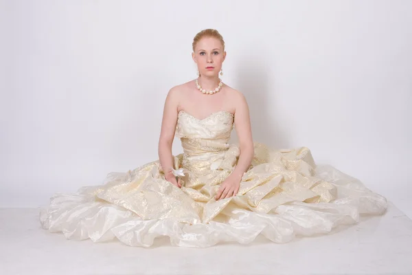 Girl in a wedding dress — Zdjęcie stockowe