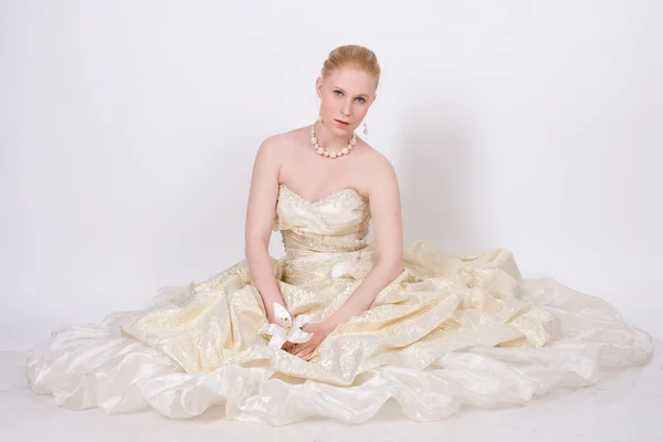 Girl in a wedding dress — Zdjęcie stockowe