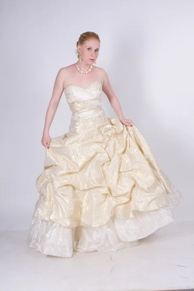 Chica en un vestido de novia — Foto de Stock