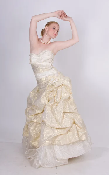 Menina em um vestido de noiva — Fotografia de Stock