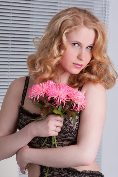 Ein junges Mädchen mit einer Blume — Stockfoto