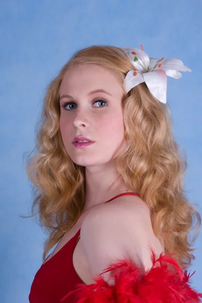 Vacker flicka med en blomma — Stockfoto