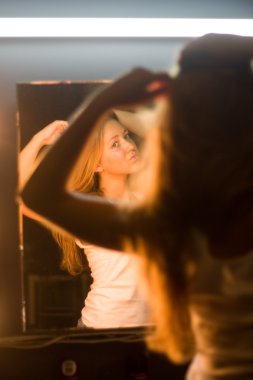 kızı daha önce ayna prichesyvaetsya