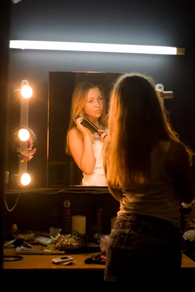 Meisje alvorens de spiegel prichesyvaetsya — Stockfoto