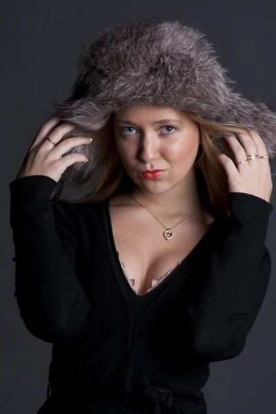 Kışın giydiği güzel bir kızın portresi. — Stok fotoğraf