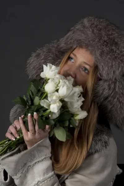 画像的一个美丽的女孩，冬天的衣服和一束鲜花 — 图库照片