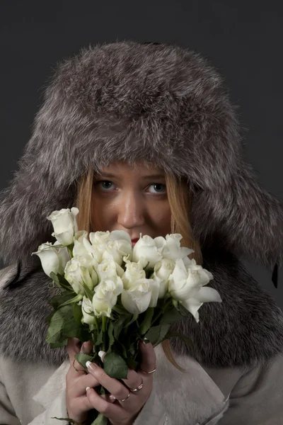 画像的一个美丽的女孩，冬天的衣服和一束鲜花 — 图库照片