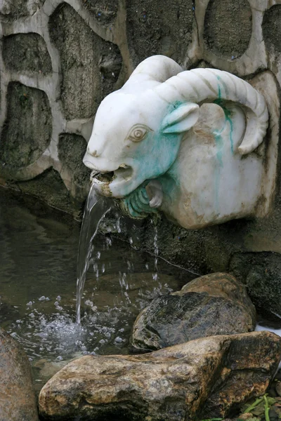 Salida de agua de la cabeza de oveja modelado en un parque en China — Foto de Stock