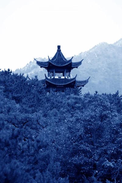 山の古代の中国の伝統的な地球上のパビリオンします。 — ストック写真