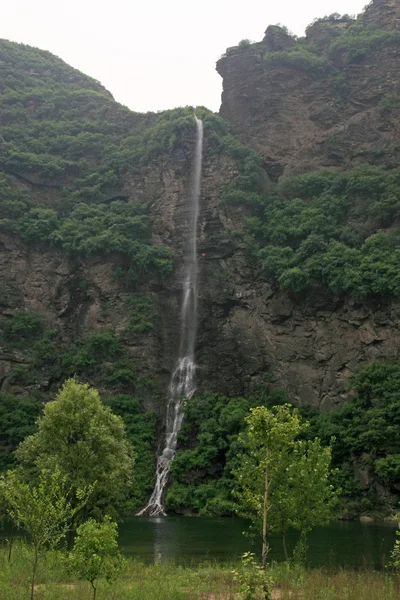 Berg watervallen en natuurlijke landschap — Stockfoto