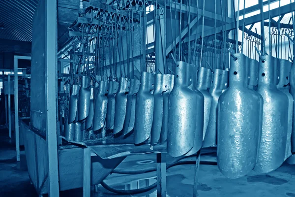 鋼のシャベルの生産ライン — ストック写真