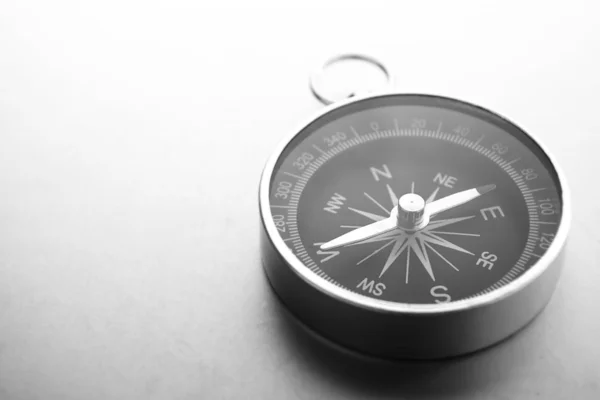 Kompas op een grijze achtergrond met kleurovergang, plaats voor tekst — Stockfoto