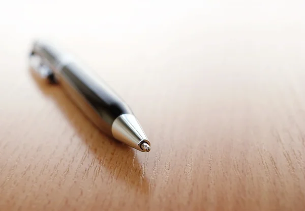 Шариковая ручка на столе и место для текста — стоковое фото