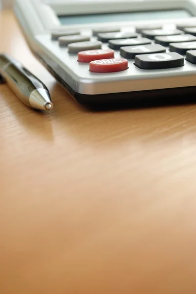 Kalkulator i pióra na stole i miejsce dla tekstu — Zdjęcie stockowe