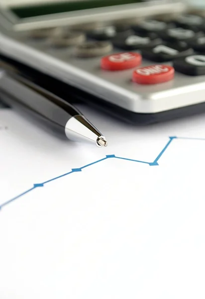 Miniräknare och pennan på bordet och plats för text — Stockfoto