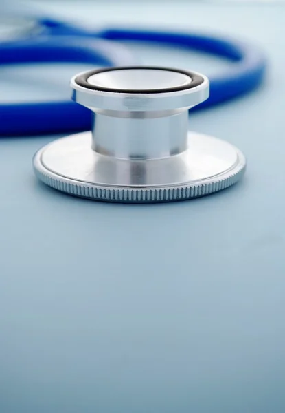 Stetoskop na modrém pozadí close-up a místo pro váš text — Stock fotografie