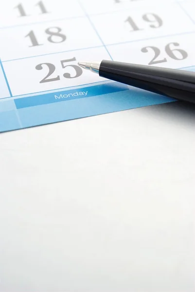 Sidan i en kalender och bollen penna — Stockfoto