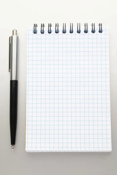 Bolígrafo y un cuaderno abierto — Foto de Stock