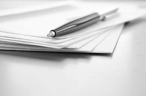Φάκελοι και στυλό σε ένα τραπέζι και μια θέση για το κείμενό σας — Φωτογραφία Αρχείου