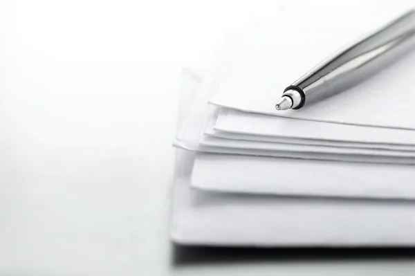 Envelopes e caneta esferográfica em uma mesa e um lugar para o seu texto — Fotografia de Stock