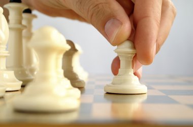 adam satranç oynamaktan
