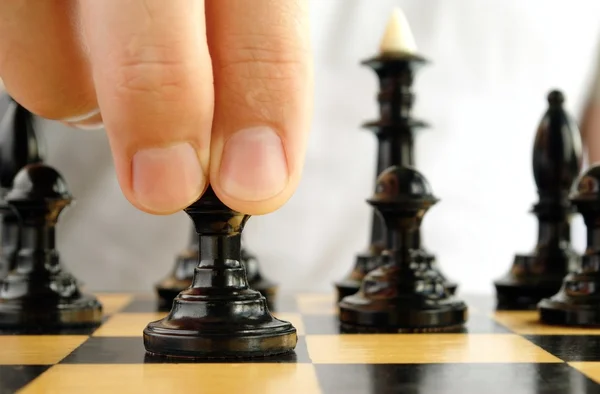 माणूस बुद्धिबळ खेळत — स्टॉक फोटो, इमेज