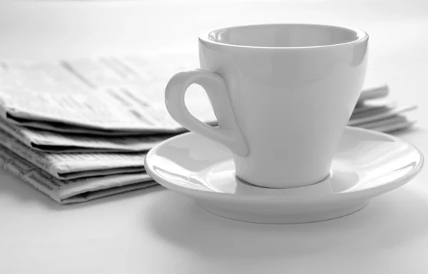 Giornale e notizie e una tazza di caffè — Foto Stock