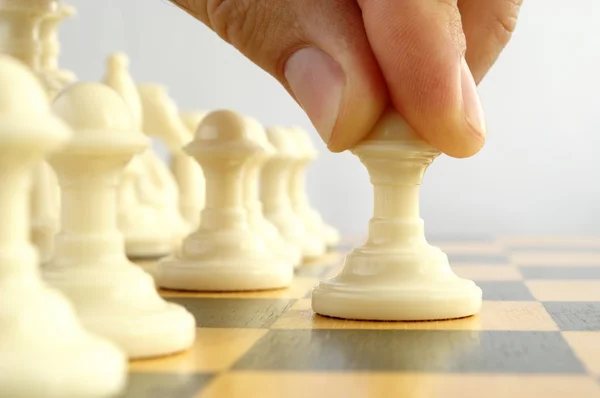 Hombre jugando ajedrez — Foto de Stock