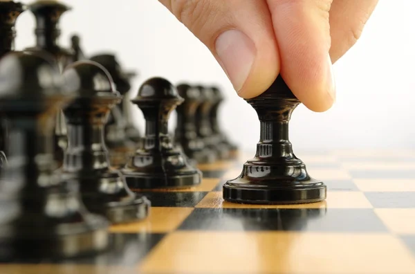 Adam satranç oynamaktan — Stok fotoğraf