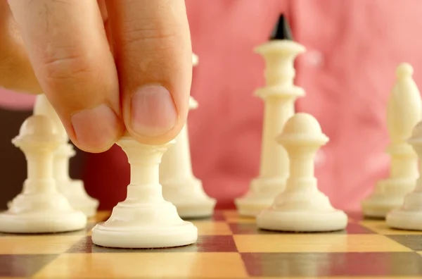 Mann som spiller sjakk – stockfoto