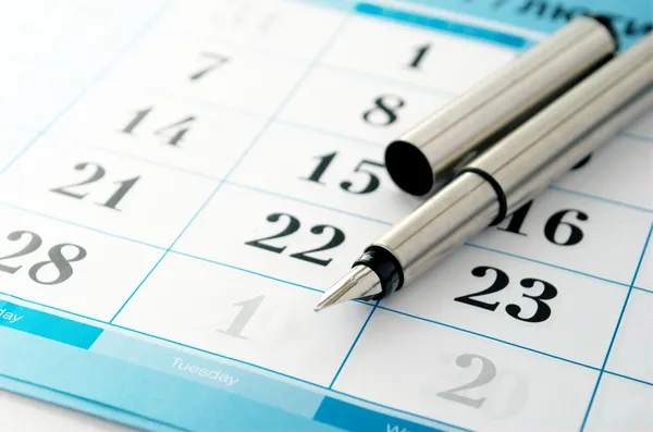 Penna d'inchiostro e un calendario — Foto Stock