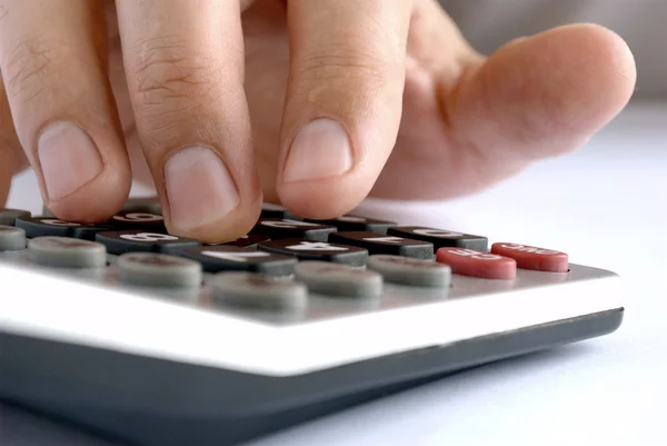 Hand en een rekenmachine — Stockfoto