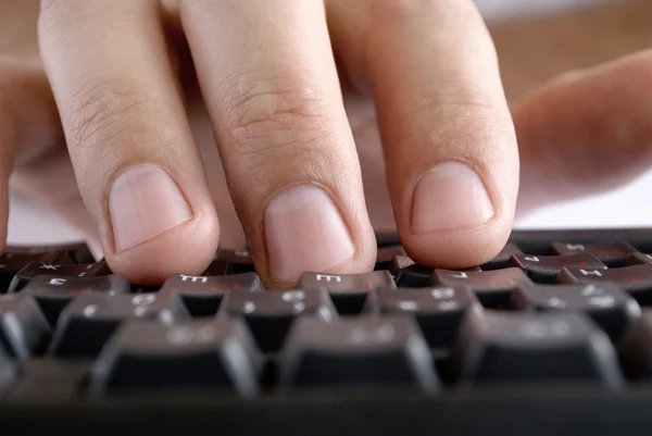 Клавіатура і руки — стокове фото