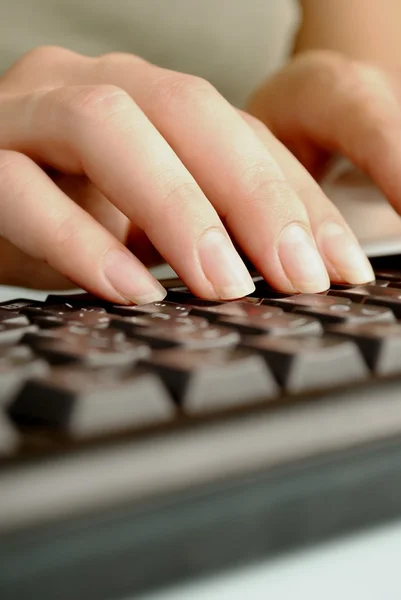 Клавиатура и рука — стоковое фото
