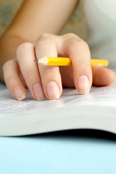 Mão e um lápis amarelo — Fotografia de Stock