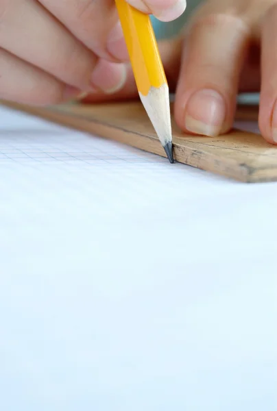 Hand, en penna och linjal — Stockfoto