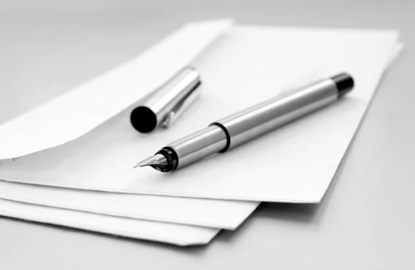 Zarf ve kalem — Stok fotoğraf