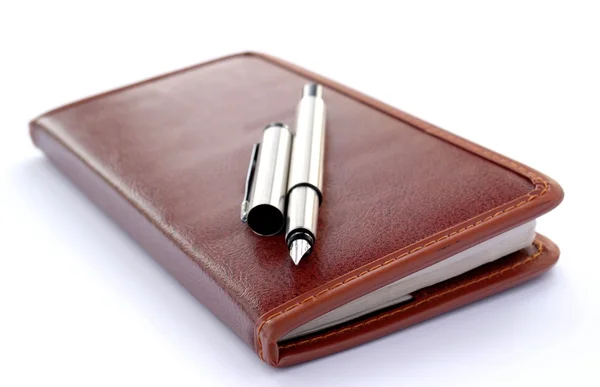 Checkbok och penna — Stockfoto