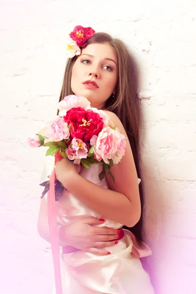 꽃달린 아름다운 여인 — 스톡 사진