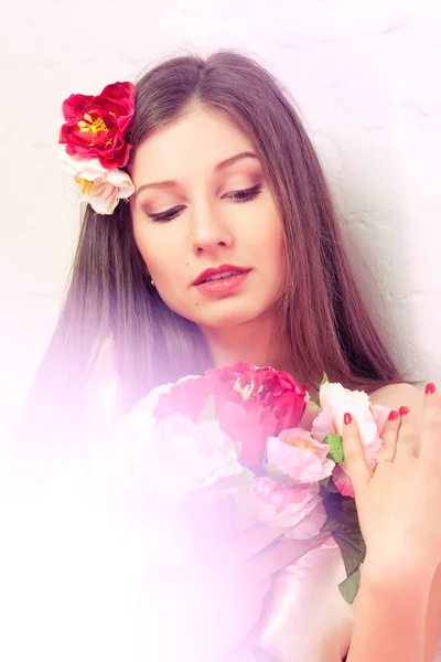 Piękna kobieta z kwiatami — Zdjęcie stockowe