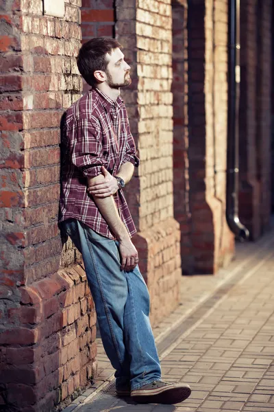 Mladý muž na někoho čeká — Stock fotografie