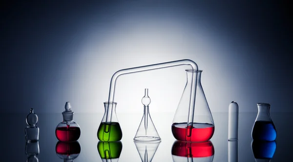 Naczynia laboratoryjne z płynami — Zdjęcie stockowe