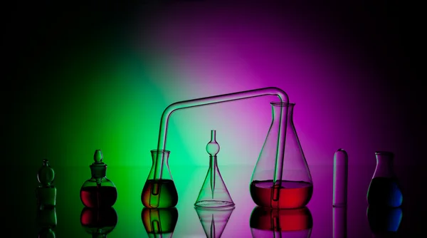 Laboratorieartiklar av glas med vätskor — Stockfoto