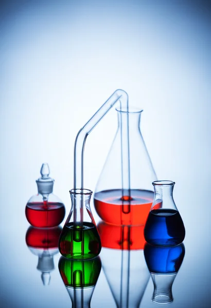 Vetreria da laboratorio con liquidi — Foto Stock