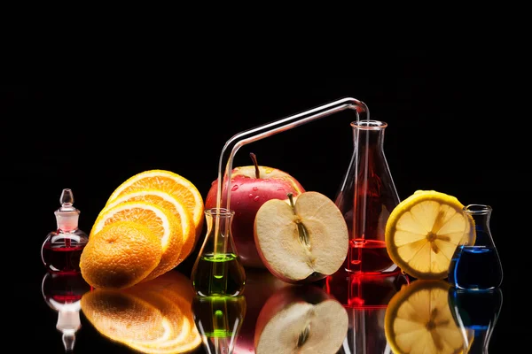 Laboratorieartiklar av glas med frukter — Stockfoto