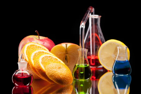 Laboratoriumglaswerk met vruchten — Stockfoto