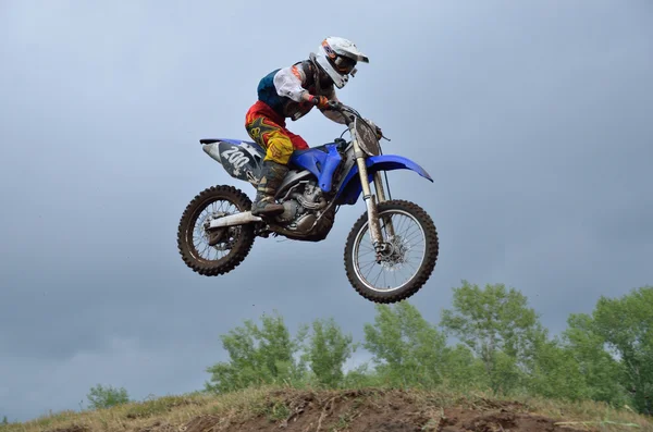 A leap over the hill motocross racer — Stock Photo, Image