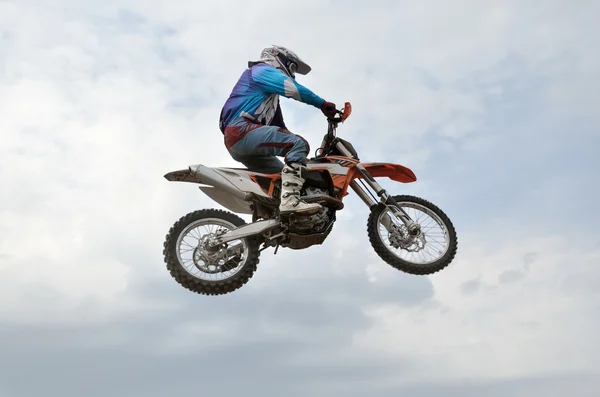 Spektakulärt jump motocrossförare — Stockfoto
